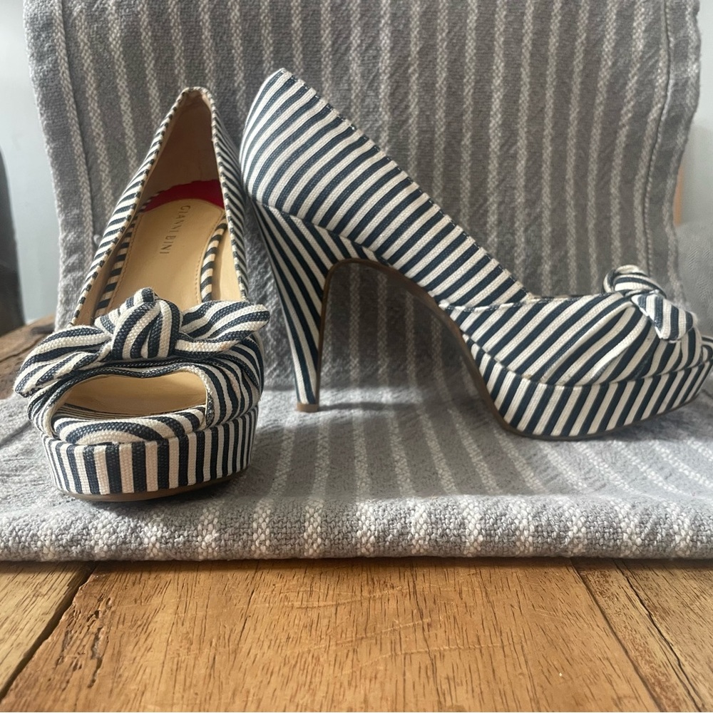 Gianni Bini Nautical Platform Heels 9.5 M never worn but see pics for defects.